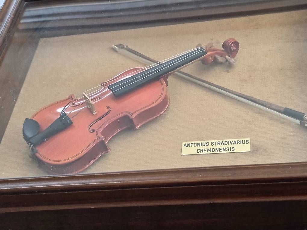 Toutes les décorations: Violon miniature en bois sous cadre – D'occasion à Vercorin par Gisou0 1