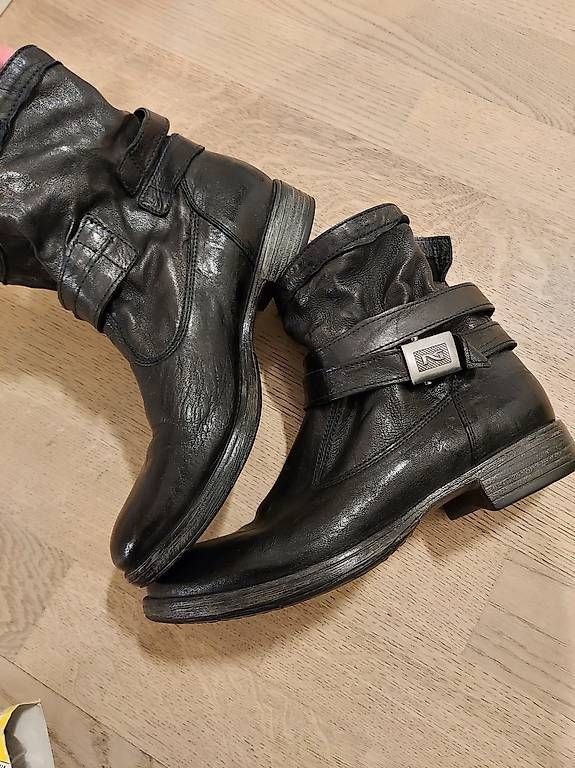 Chaussures femmes: Stiefeletten gr37 Nero Giardini – D'occasion à Hunzenschwil par Jonny-88 1