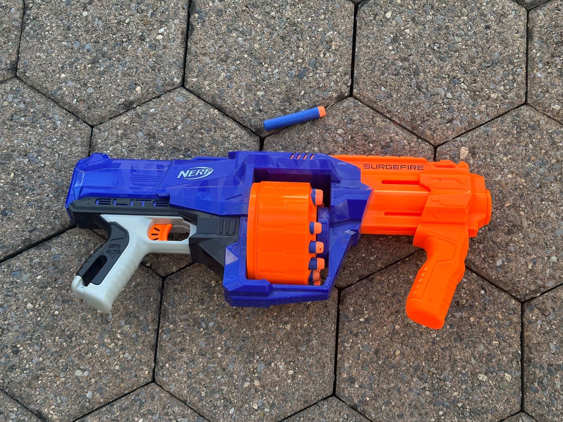 Nerf Giocattoli: Nerf Elite Surgefire mit Munition – Usato da Adliswil venduto da Celix
