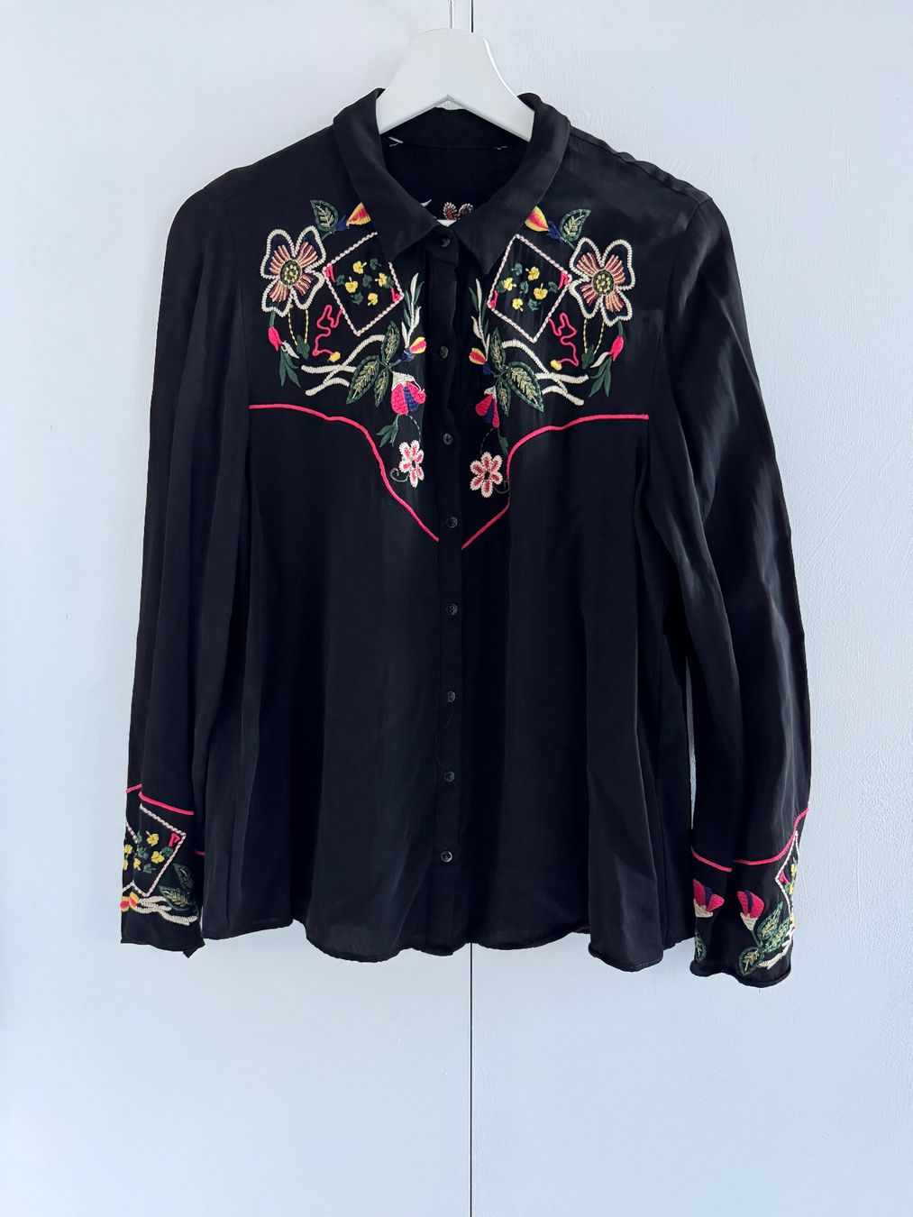 Zara Blusen: Chemise brodée Zara. – Gebraucht aus Clarens von Fmoi