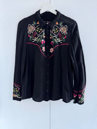 Chemise brodée Zara.