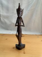 Holzfigur stehende betende Frau der Insel Bali Indonesien