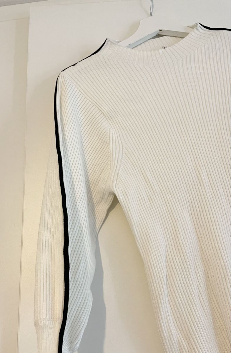 Mango Maglioni & Felpe: Stylish White Ribbed Sweater with Black Stripes – Nuovo (secondo la descrizione) da Roche VD venduto da closetcleanse 1