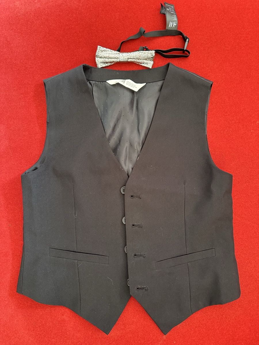 H&M Gilet & Giacche: Gilet mit Fliege – Usato da Le Mont sur Lausanne venduto da butterfly67