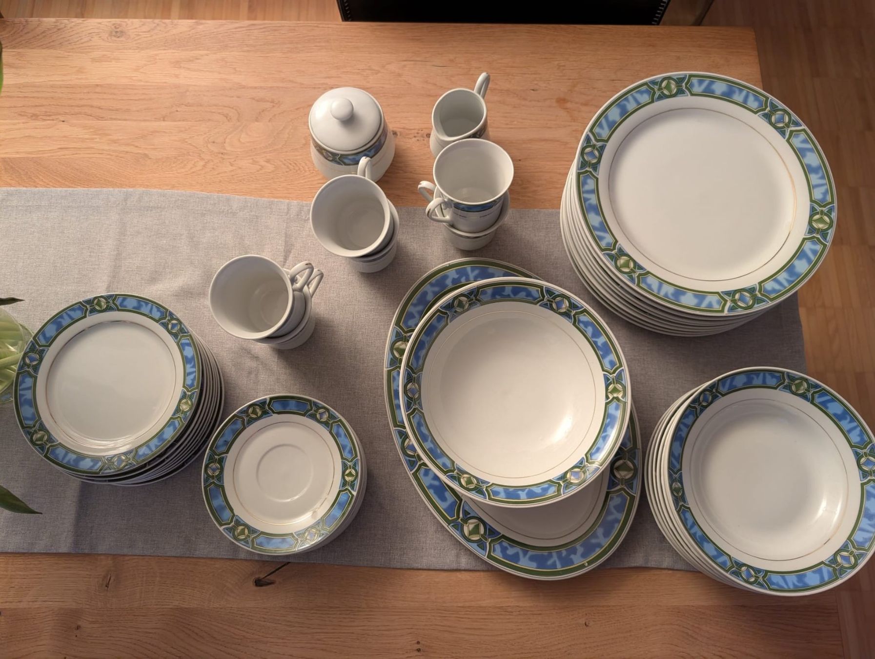 Set di piatti: Geschirr-Service (8-teilig) – Nuovo (secondo la descrizione) da Burgdorf venduto da ret_p7pz 1