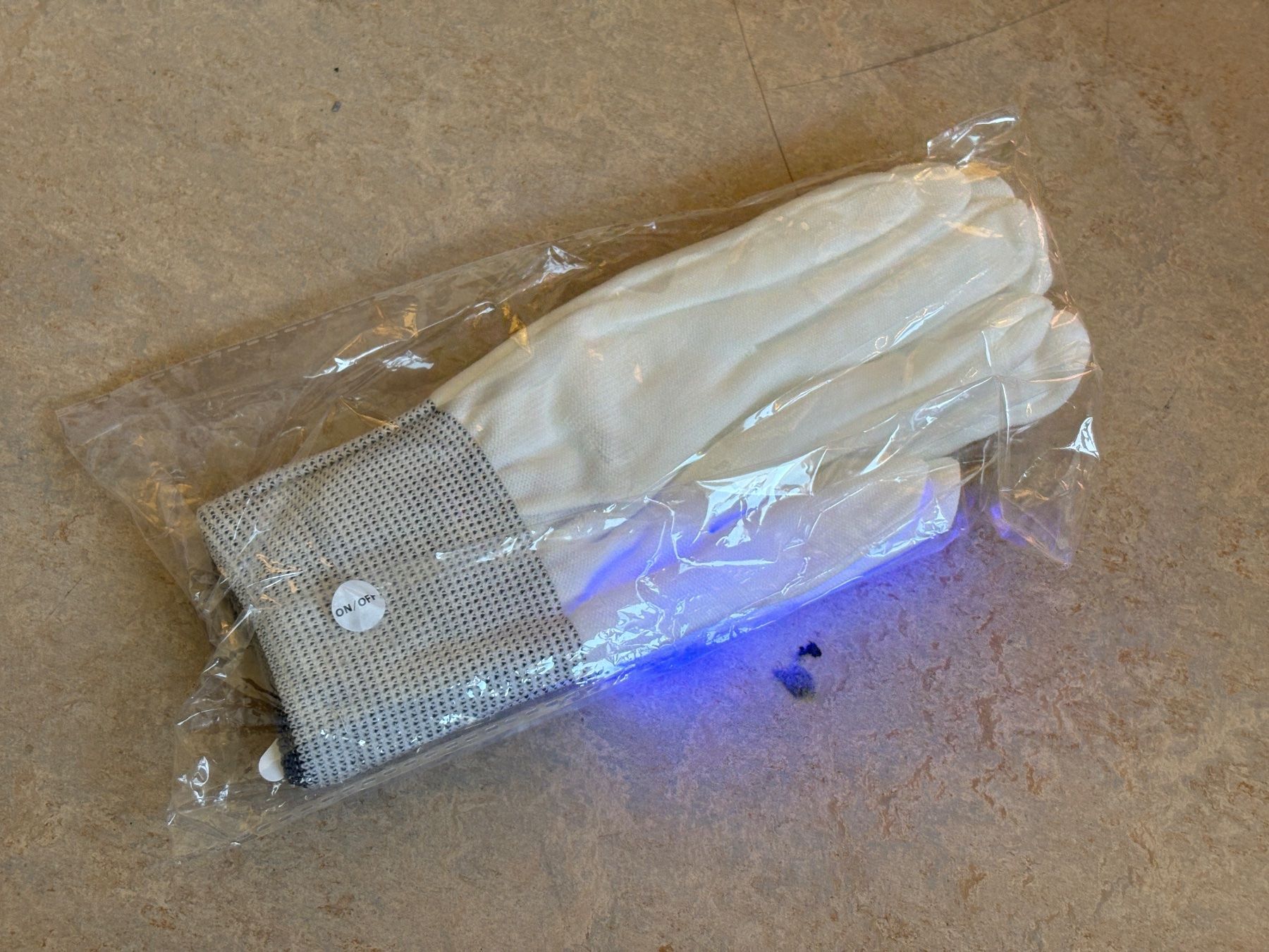 Handschuhe & Handstulpen: Handschuhe mit LED Beleuchtung weiss – Neu (gemäss Beschreibung) aus Dietikon von The-Star-Shop 2