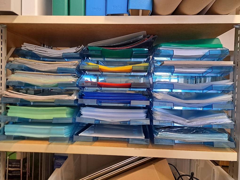 Contenitori & Simili: Diverses Büromaterial gegen eine Spende – Nuovo (secondo la descrizione) da Uhwiesen venduto da Marthalen02 2