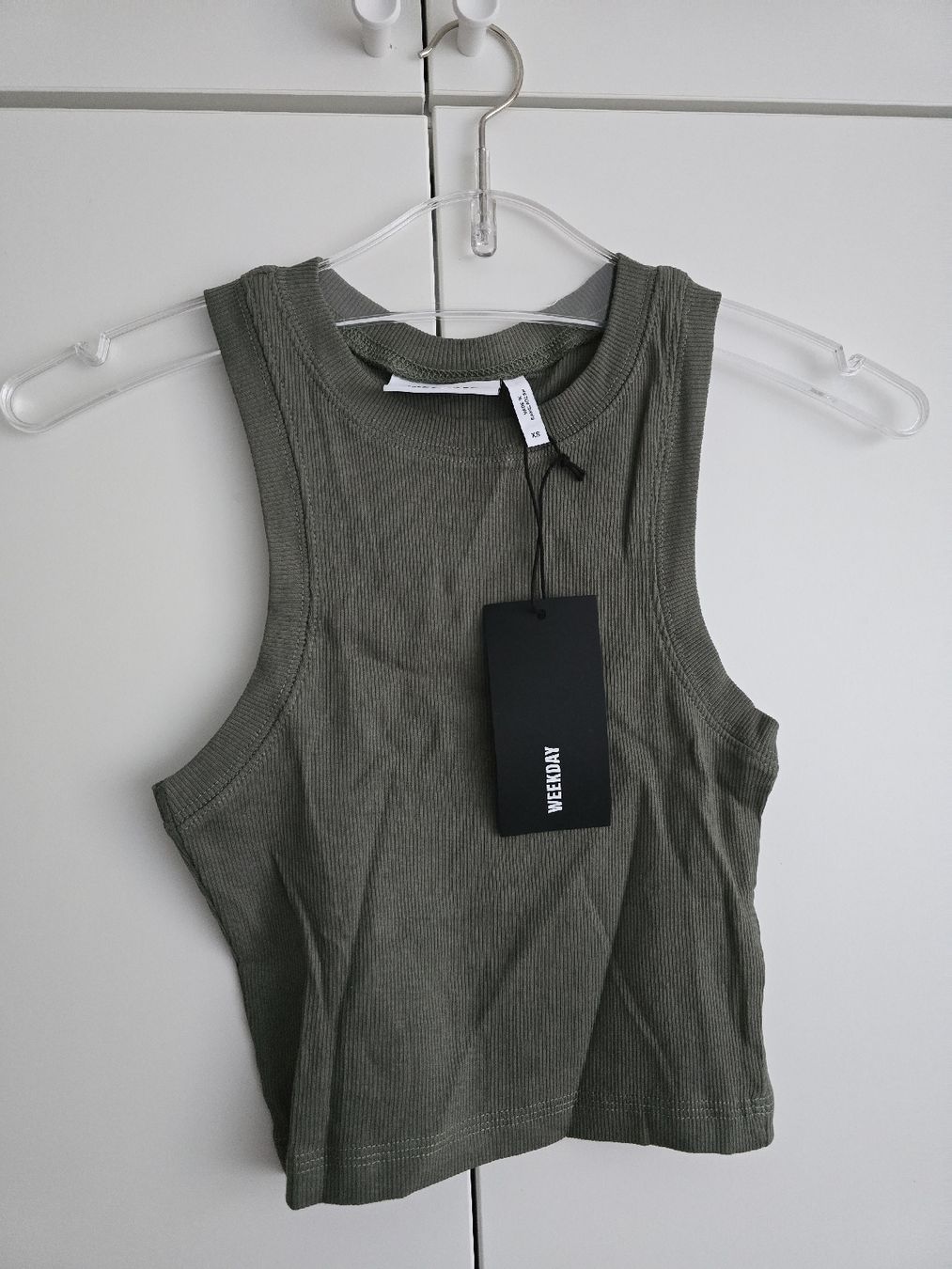 Weekday Top: Weekday Crop Top - Grösse XS – Nuovo e nell'imballaggio originale da Rickenbach b. Wil venduto da VeryLovelyThings