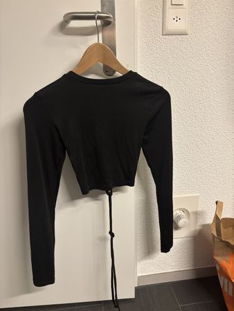 Damen Langarm Crop Top schwarz mit detail Rücken