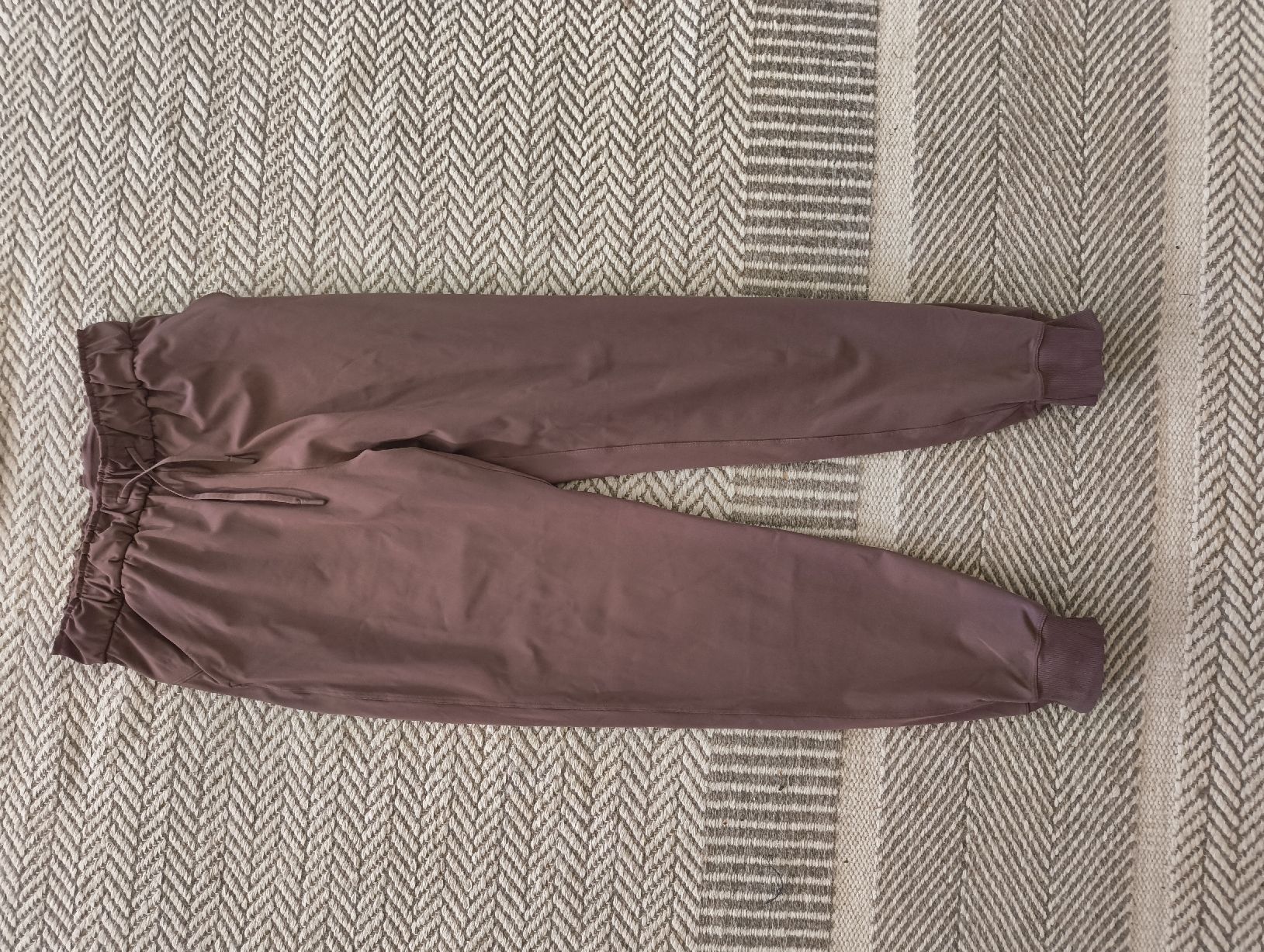 Lululemon Hosen: Lululemon Stretch High-Rise Jogger Gr 6 – Gebraucht aus Stein am Rhein von DaOhana 1
