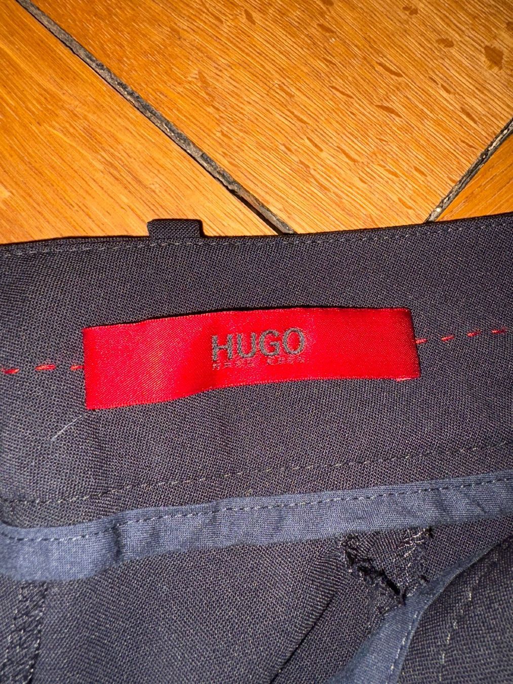 Hugo Boss Pantaloni: Blaue Anzughose von HUGO BOSS, Gr. 32 – Usato da Zürich venduto da triangular 2