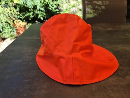 Regenhut in Signalorange