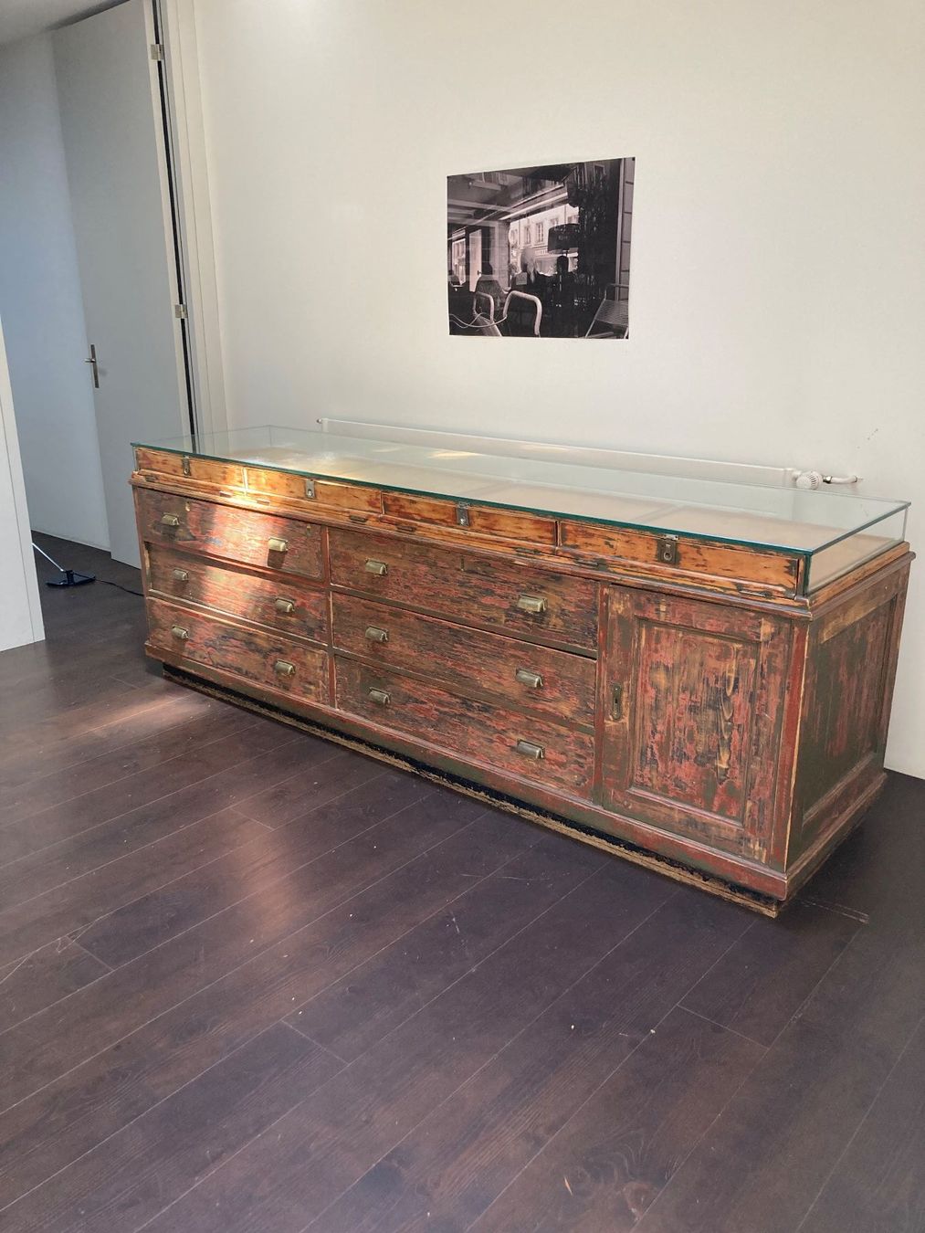 Vitrinen: Antiker Buffetschrank / Sideboard mit Glasplatte Vintage – Gebraucht aus Aarau von femministin 1