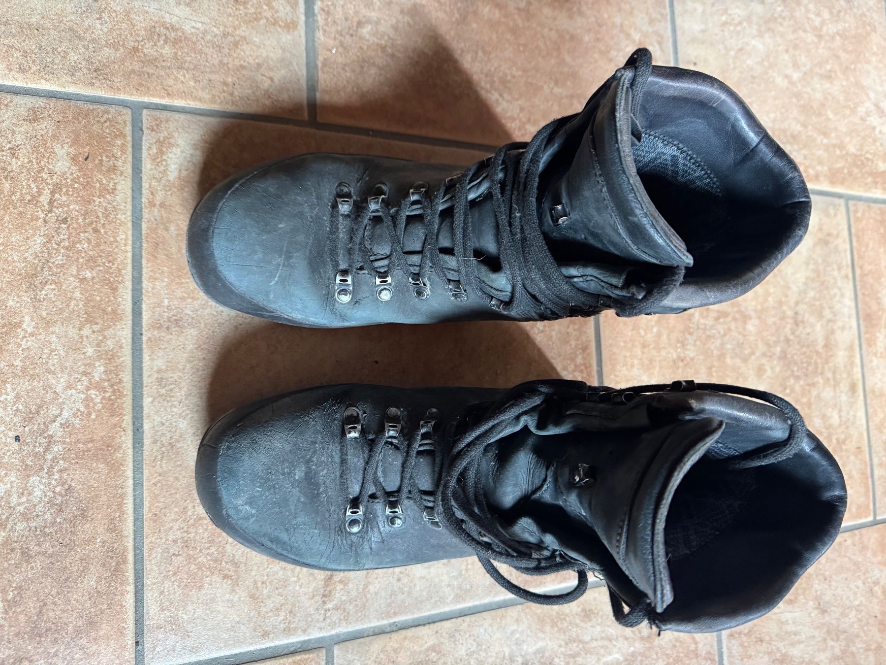 Herrenschuhe: Meindl Wanderschuhe Grosse 45 – Gebraucht aus Hasliberg Hohfluh von dio_vd7f 1