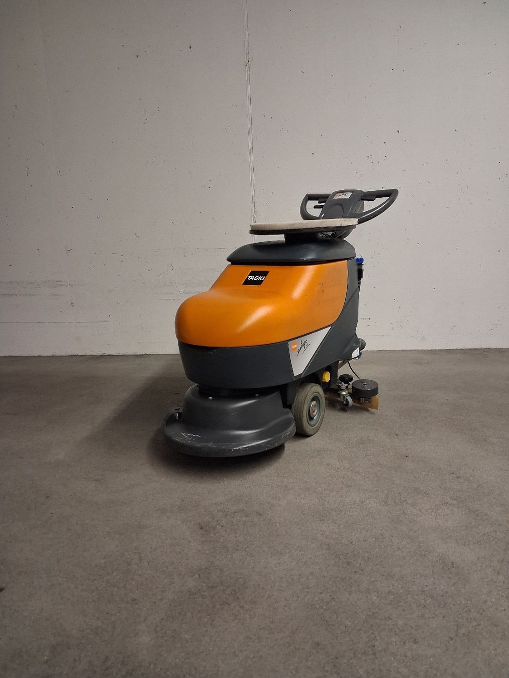 Tutte le macchine: scheuersaugmaschine  taski 450 b  – Usato da Büttikon AG venduto da for_gnt6 5