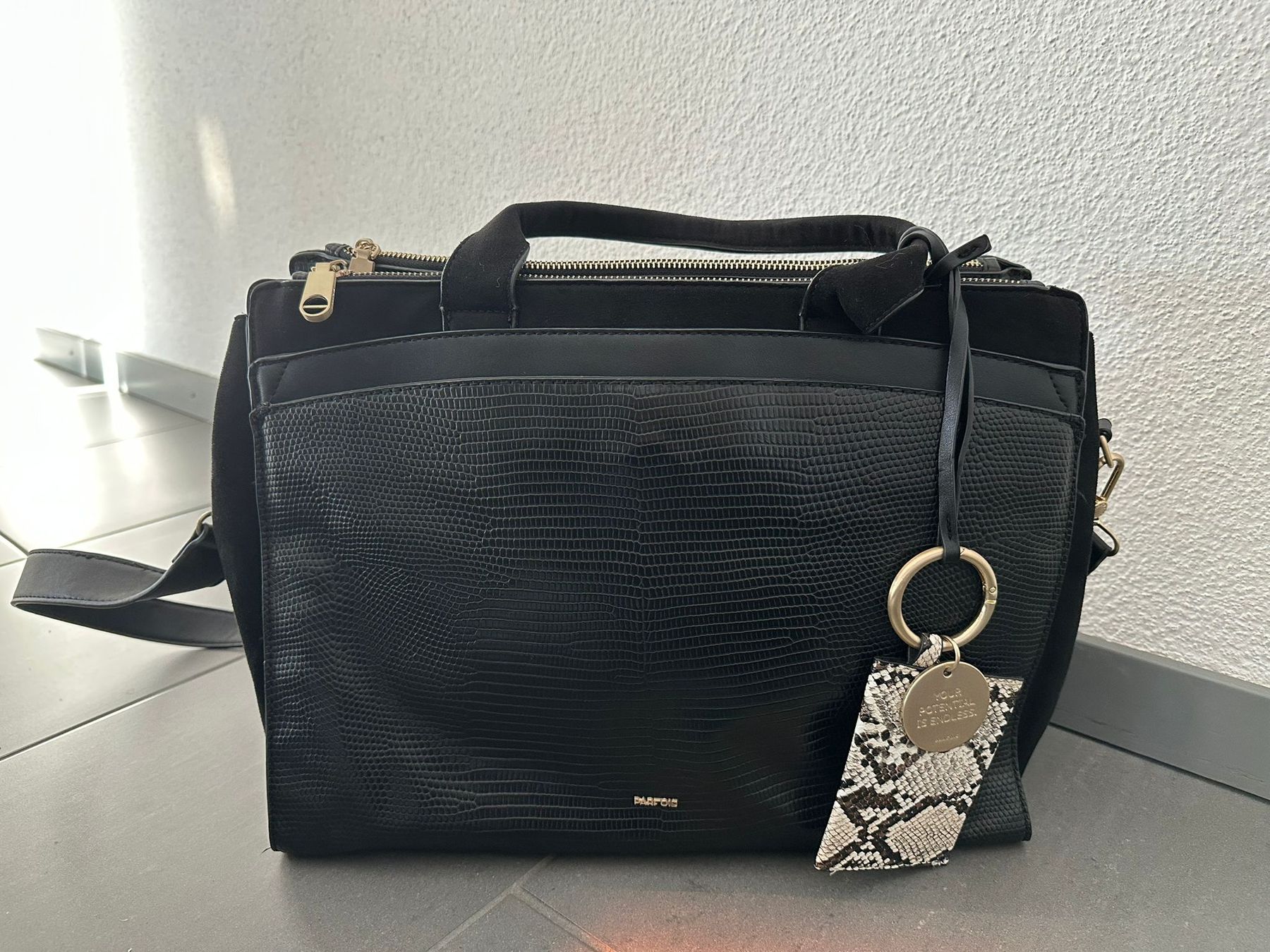 Taschen für Damen: Schwarze Handtasche von Parfois mit Reptil-Muster – Gebraucht aus Olten von MattRed 1