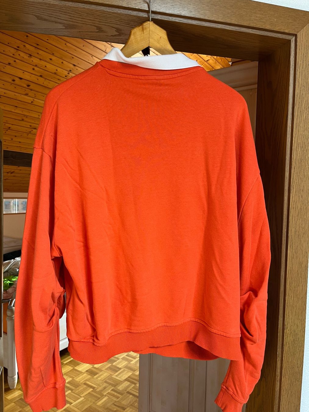 H&M Pullover & Sweatshirts: Pull orange avec col blanc intégré H&M Divided Disney L – Gebraucht aus Porrentruy von Madamebovary 1