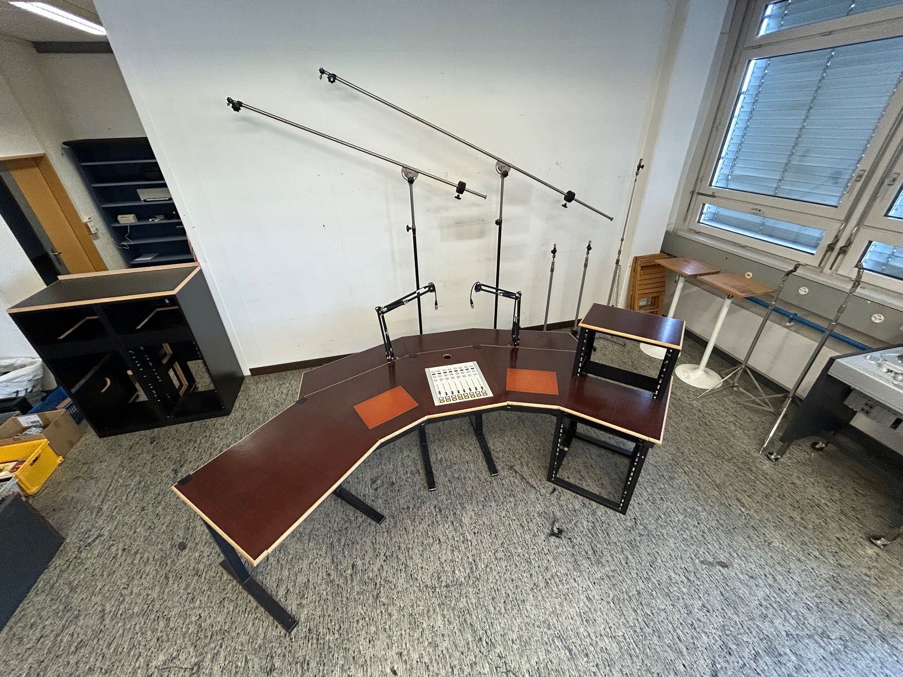 Set de table et chaises: Studiomöbel mit passenden 2 x Mikrofon Scherenarm Halterung – D'occasion à Zürich par LuZ_8005 3