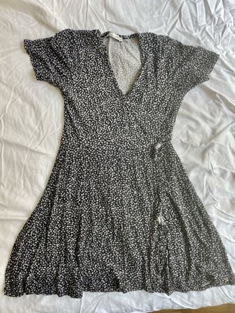Kleid Blumenmuster dunkelblau/weiss Grösse M, pull&bear