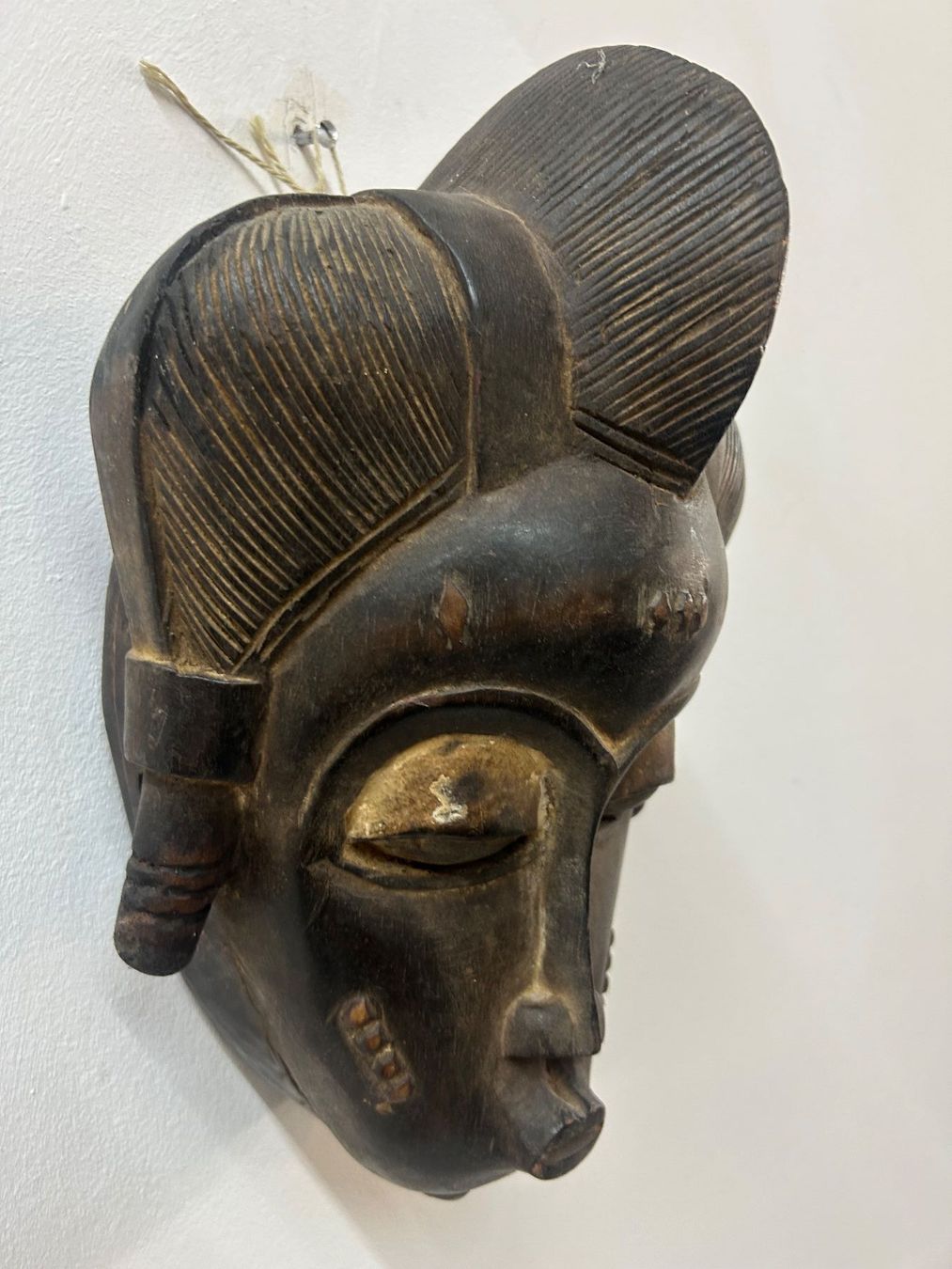 Internationale Kunst: antike traditionelle afrikanische Holz-Maske Alter unbekannt – Gebraucht aus Zürich von Levelart 4