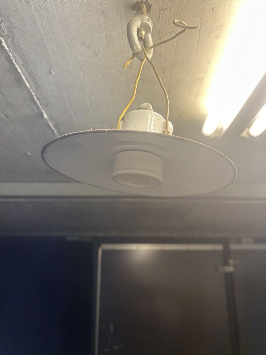 Lampade: Uralte emaillierte Stalllampe – Usato da Starrkirch-Wil venduto da charlywatson 1