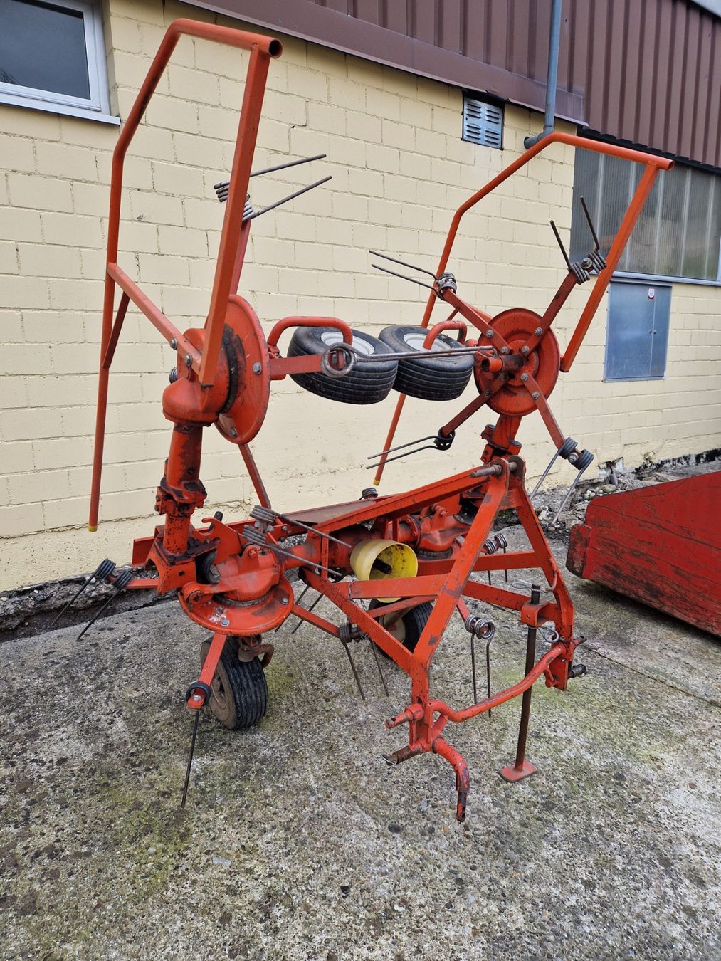 Kuhn Raccolta foraggio grezzo: Kreiselheuer Kuhn GF 3701 – Usato da Willisau venduto da Broesmu77 5