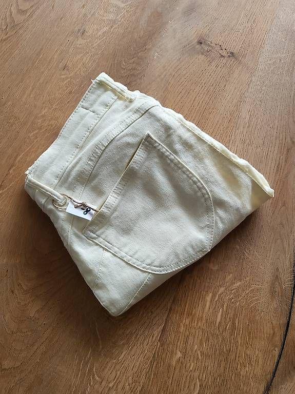 Pantaloni: Pantalon femme – Usato da Ecuvillens venduto da loloall