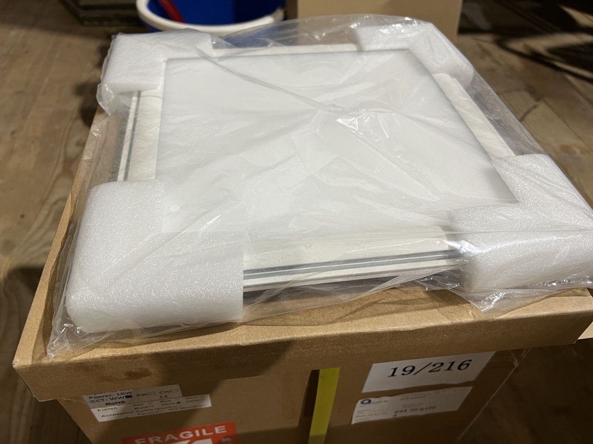 Kronleuchter & Deckenlampen: Neues LED Panel Light 30x30cm weiss 16W Deckenleuchte Büro – Neu und originalverpackt aus Weinfelden von AAAufloesungen 1