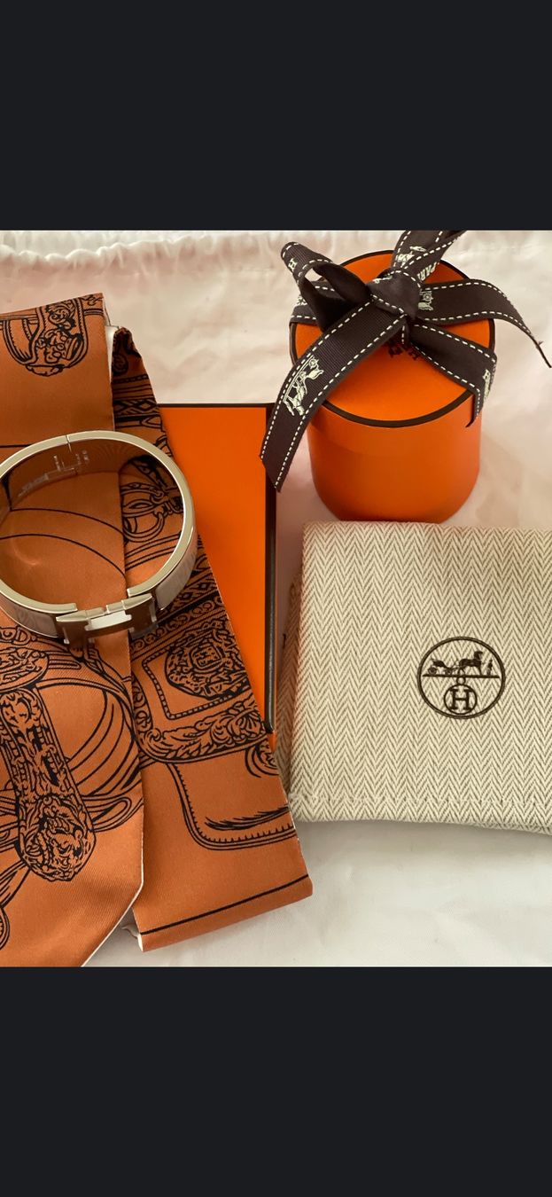 Hermès Foulard & Sciarpe: Hermès Clic Clac H Bracelet + Brides de Gala set – Nuovo (secondo la descrizione) da Rheinau venduto da Jauntyirl