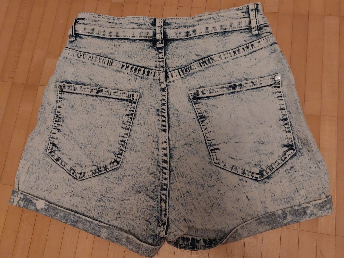 Hosen: Coole Jeansshorts, bleached – Gebraucht aus Neftenbach von lor_7thq 1