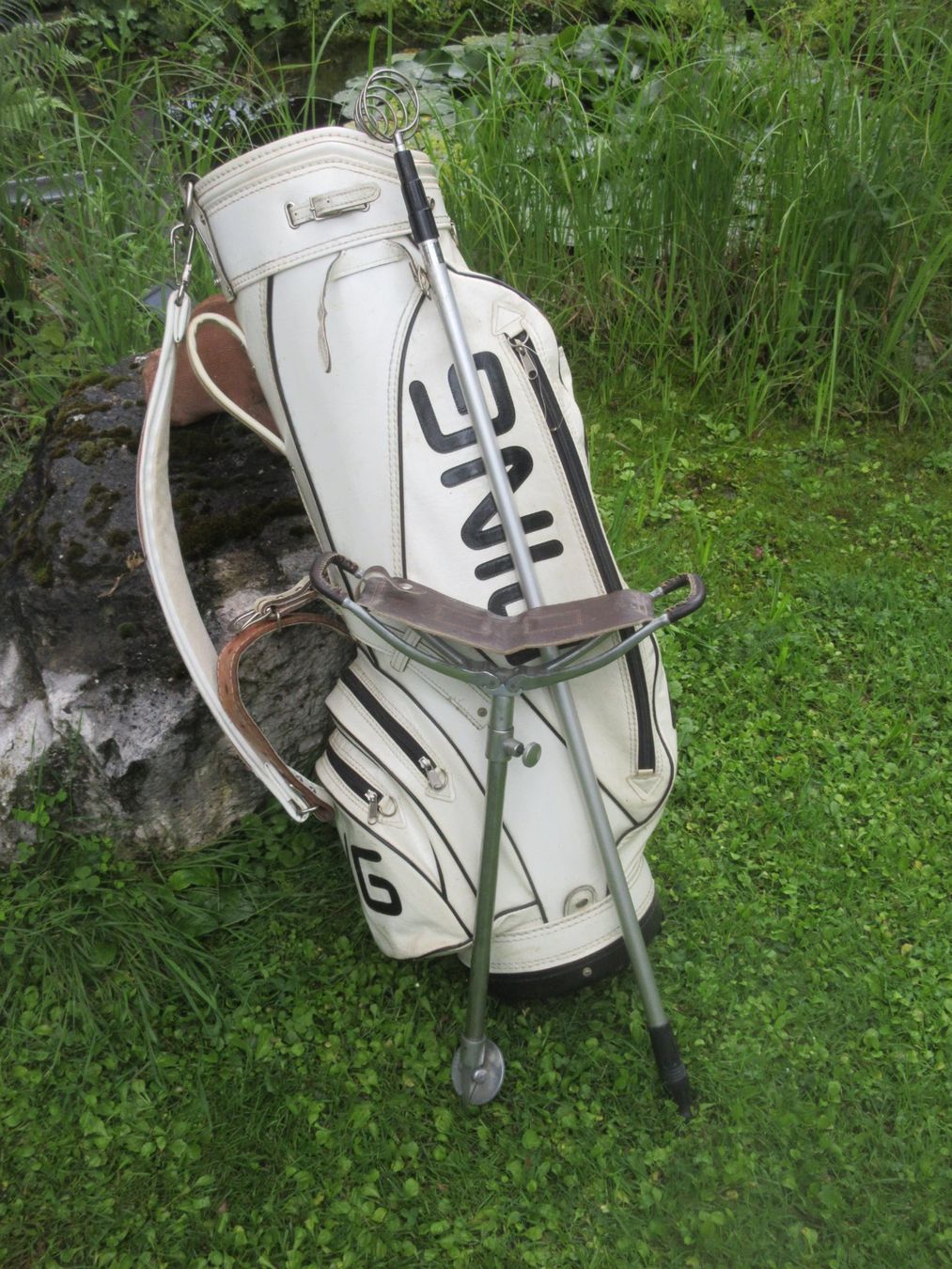 Mazze & Set: Weisse Golftasche Leder der Marke PING – Usato da Madiswil venduto da Mamaro 3
