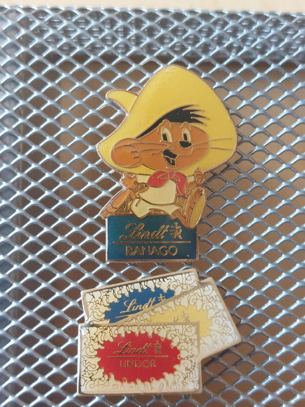 Lindt Placchette & Badge: LINDT - PIN – Usato da Gipf - Oberfrick venduto da Esnoopy