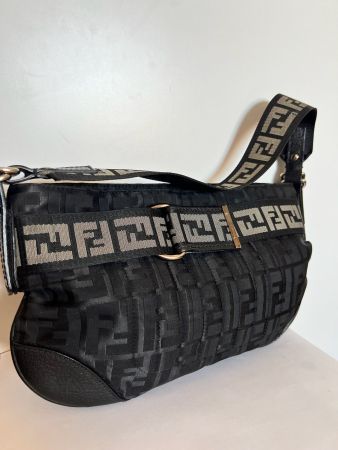 Fendi Zucca – Vintage Schultertasche Schwarz mit FF-Logoriem
