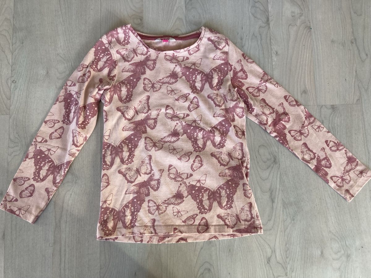 Blusen, T-Shirts & Tops: Langarm T-shirt Schmetterling 128 – Gebraucht aus Amden von Karplusan