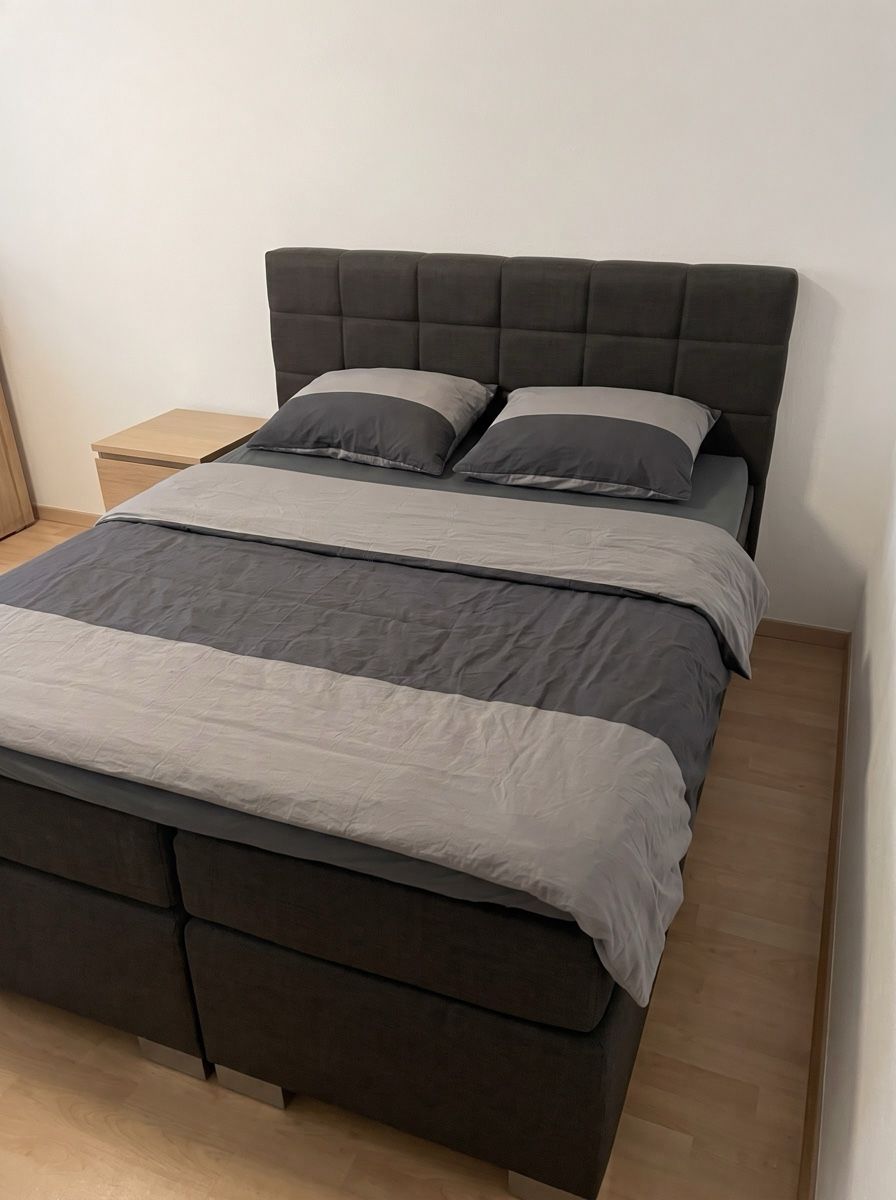 Lits: Boxspringbett dunkelgrau mit Topper – D'occasion à Schlieren par k.tim 1