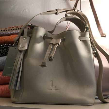 Lara Lauren Carlotta Bucket Bag mit Quaste, Leder beige