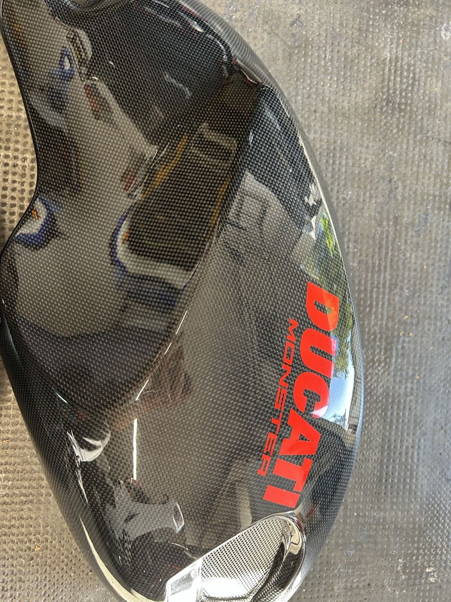 Ducati Tutti i ricambio per moto: Carbone Carénage Ducati Monster 796 – Usato da Ecublens VD venduto da RodrigoFortunato249 4