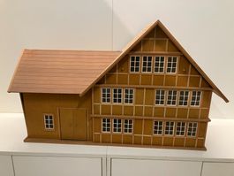 gr. Bauernhaus bzw. Puppenhaus aus Holzmaterial ab 1.-