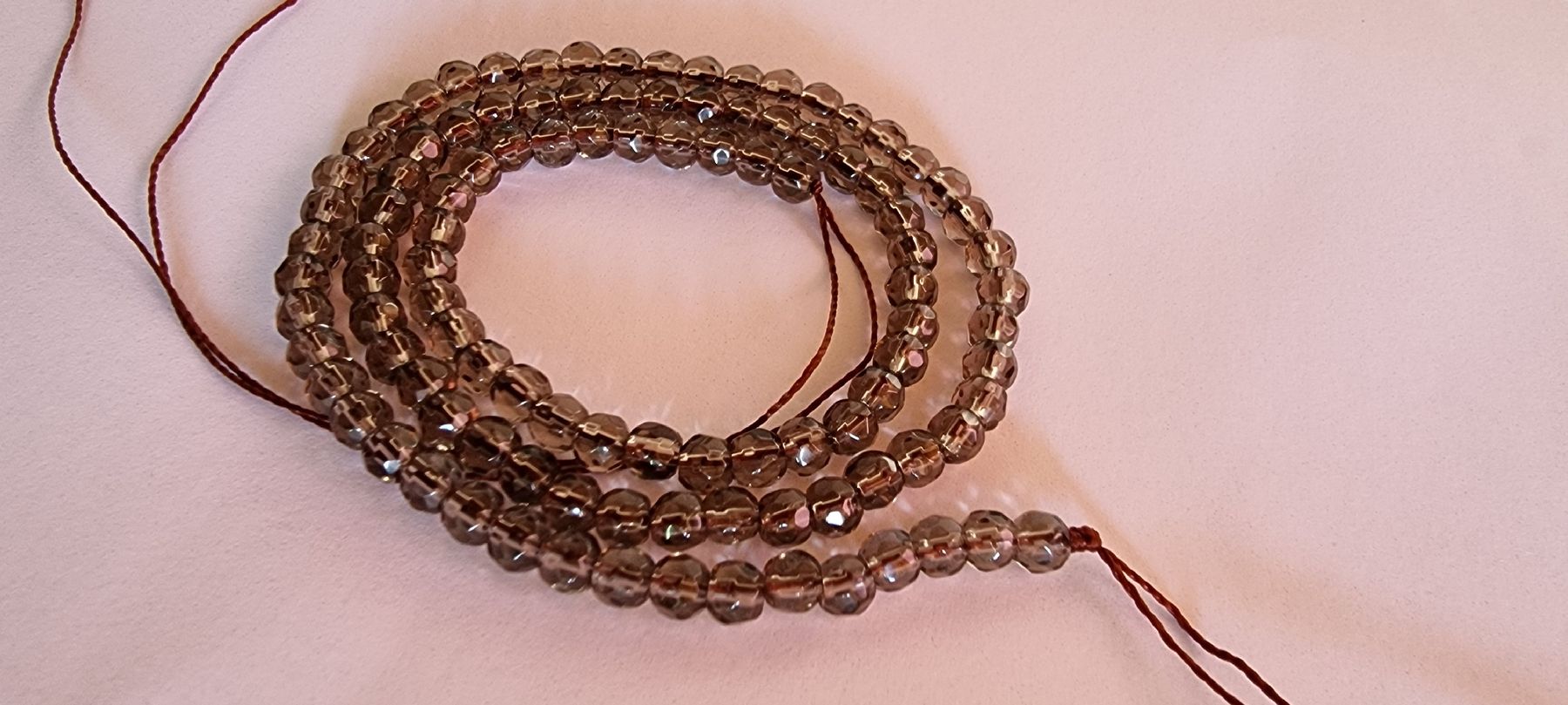 Minerali & Pietre curative: Rauchquarz facettiert 4mm. Strang – Nuovo e nell'imballaggio originale da Menziken venduto da Mirager 1