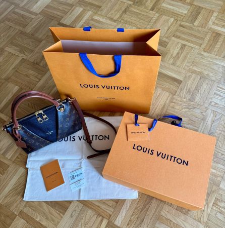 Louis Vuitton V Tote BB Handtasche, sehr guter Zustand