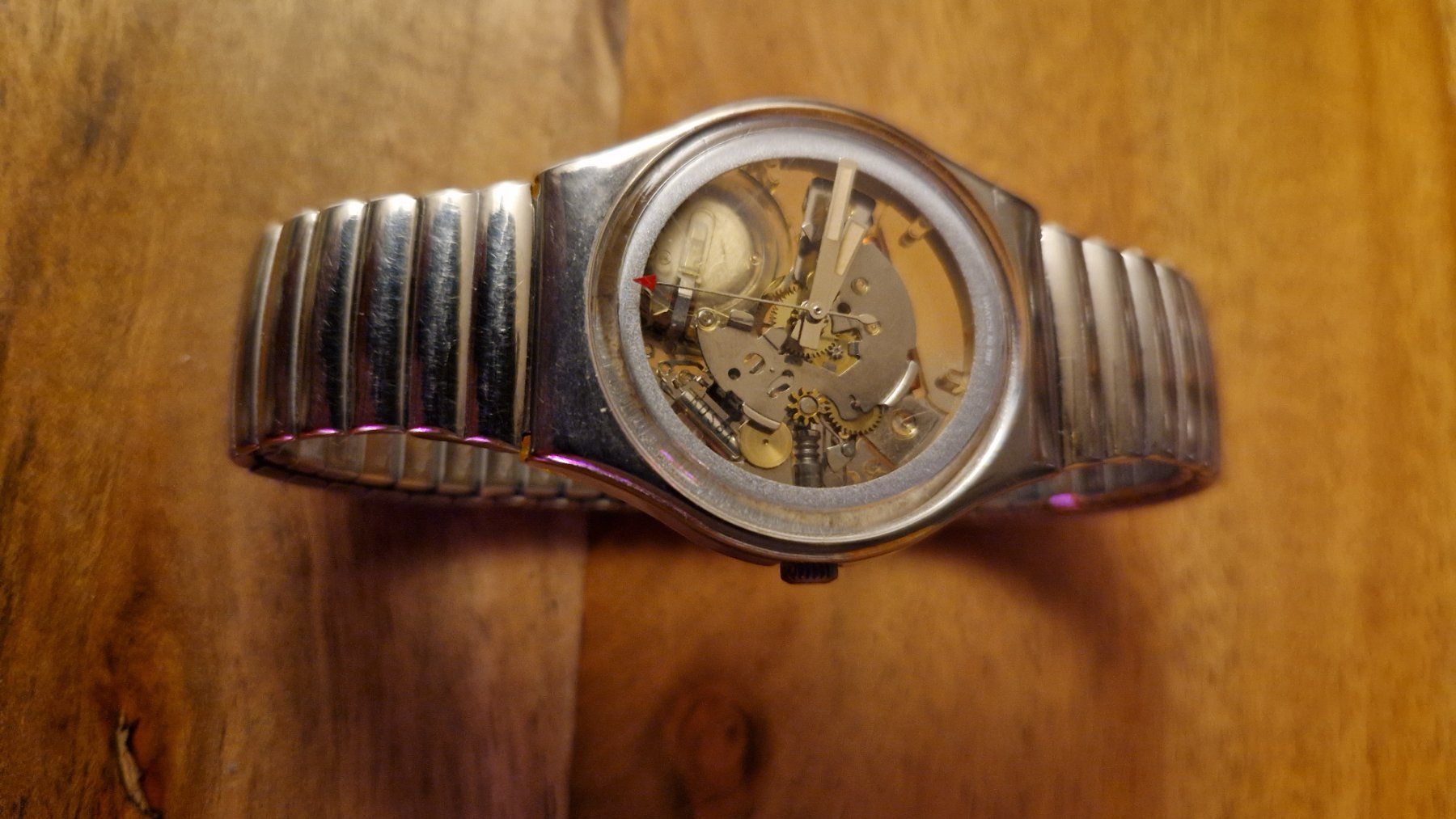 Swatch Uhren: Silberfarbene SWATCH mit elast. Metallarmband/neue Batterie – Gebraucht aus Oberengstringen von Asteroid56