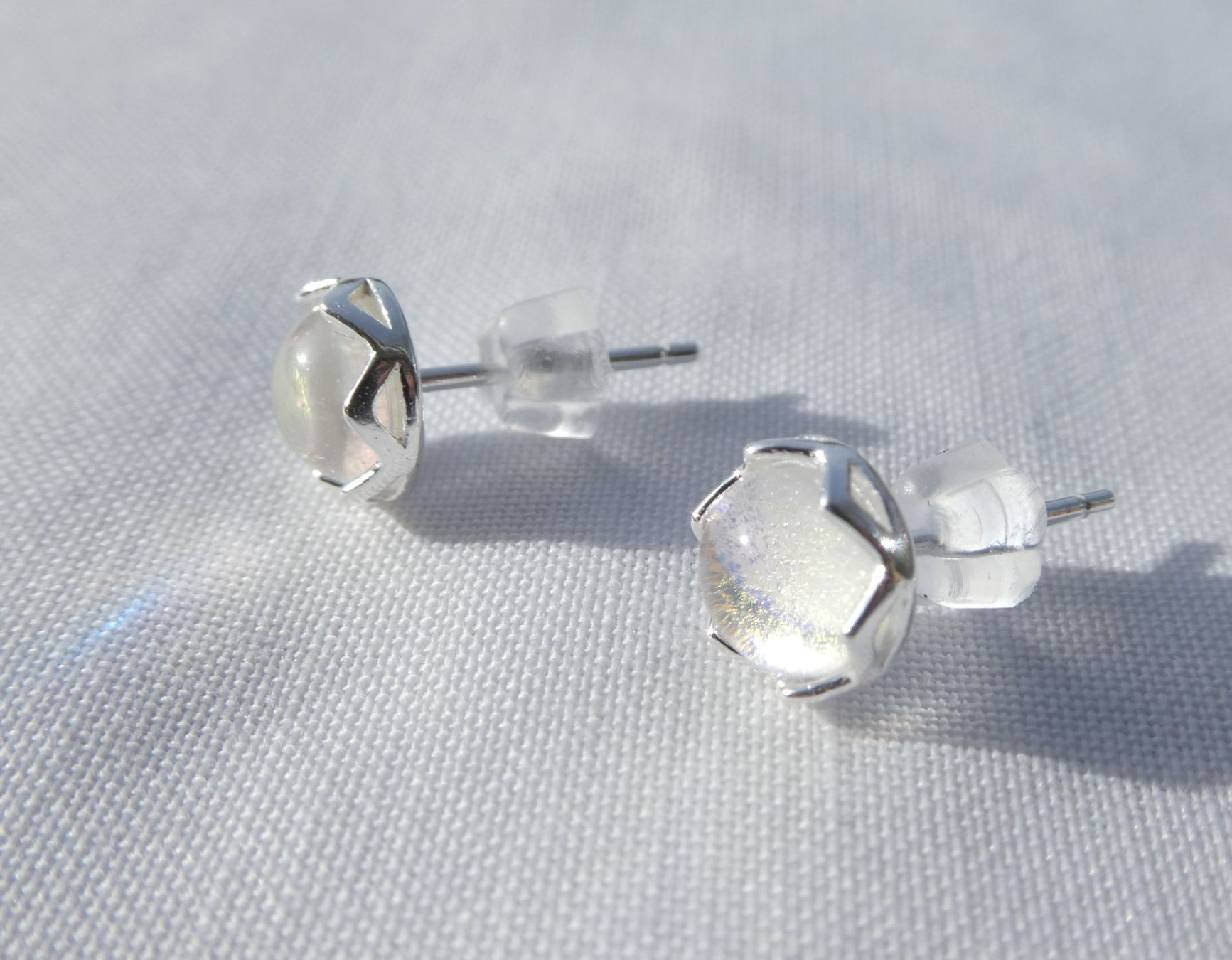 Orecchini pendenti & Orecchini a lobo: Ohrstecker mit synth. Mondstein , Sterlingsilber S925 / Neu – Nuovo (secondo la descrizione) da Gattikon venduto da kaandooh