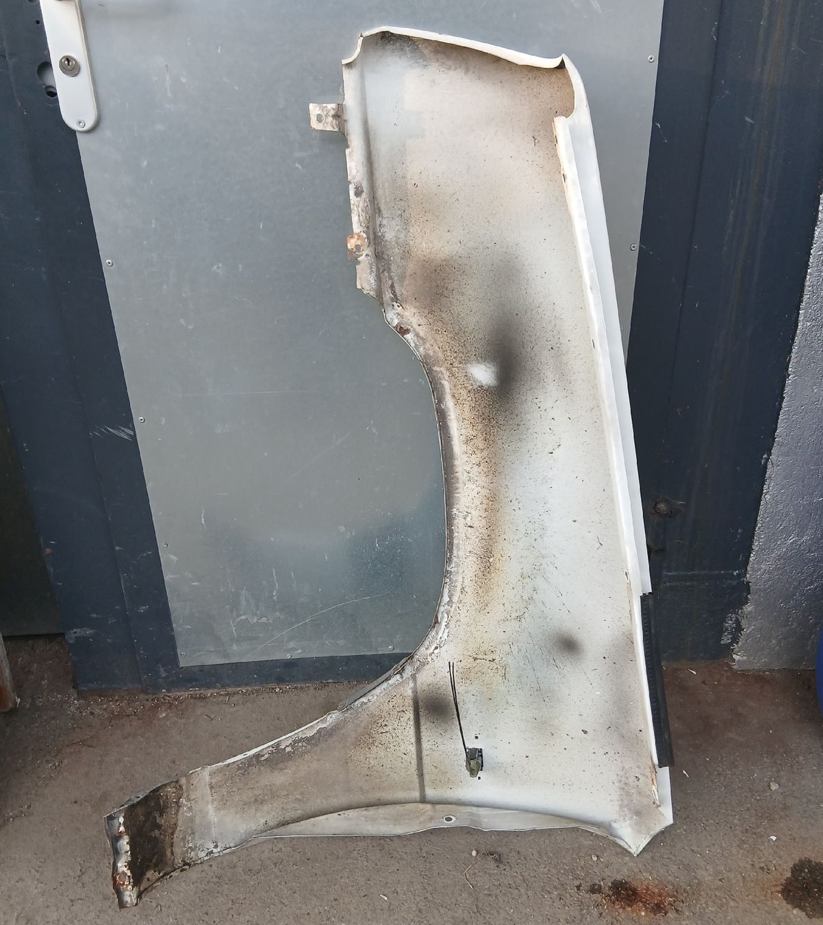Renault Tutti pezzi di ricambio auto: Aile droite Renault Express 1994-2001 – Usato da la heutte venduto da Auto-stock 1