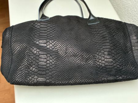 Schwarze Handtasche mit Schlangenmuster, neuwertig!