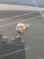 einzelner goldener Ohrstecker