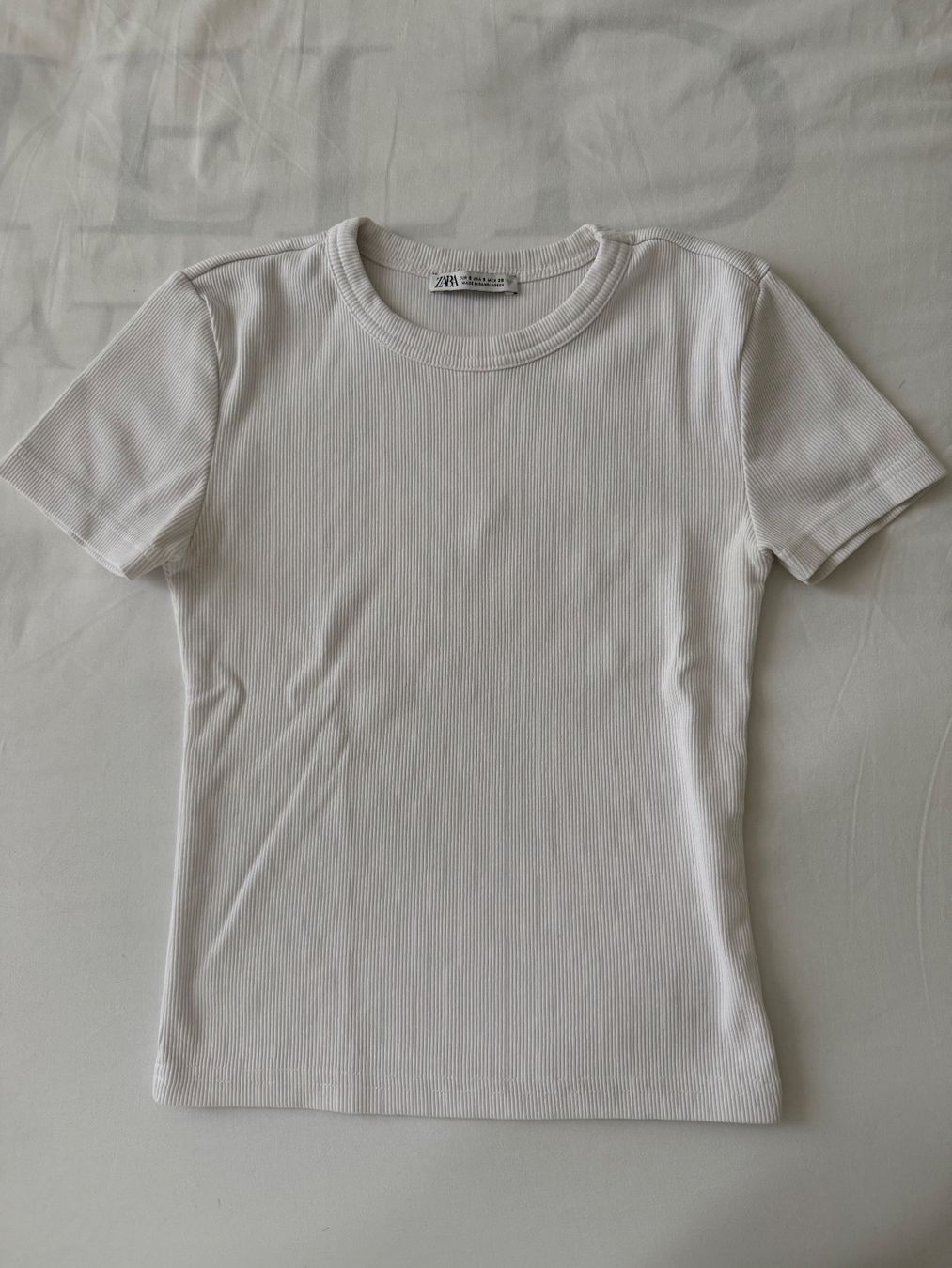 Zara T-shirt: Basic T-Shirt gerippt in weiss – Usato da Zürich venduto da nat_9yf2