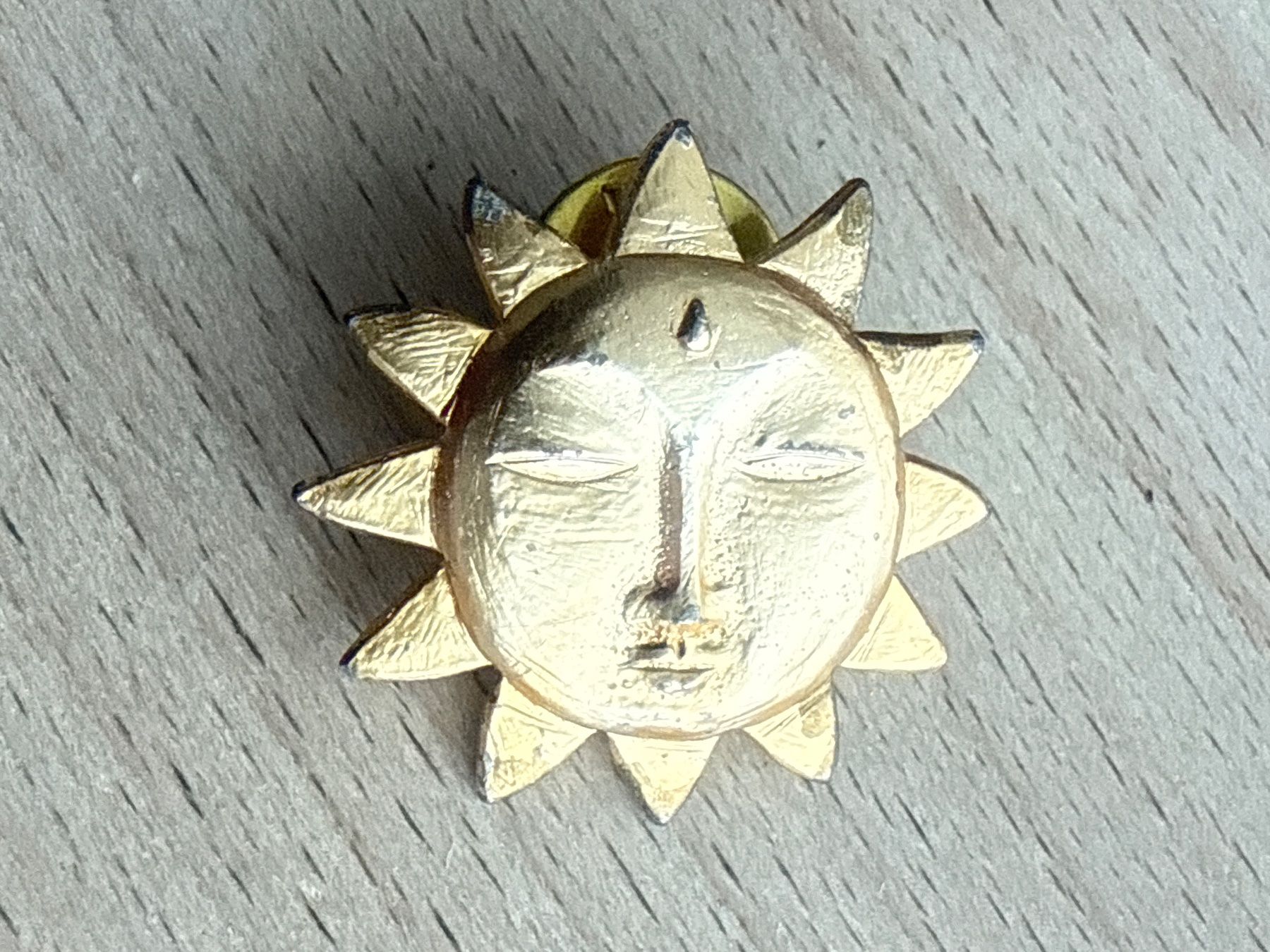 Plaketten & Abzeichen: Pin Sonne – Gebraucht aus Glattbrugg von Schweigmatt