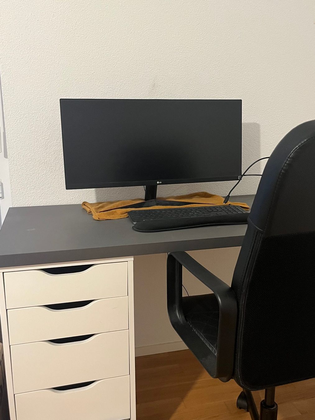 Scrivanie: Office Desk and Chair – Usato da Dübendorf venduto da jul_mk8t