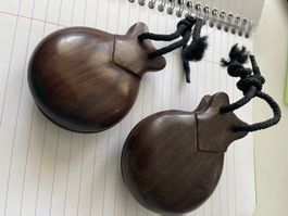 Kastagnetten Holz mit Schnur dunkelbraun gute Form