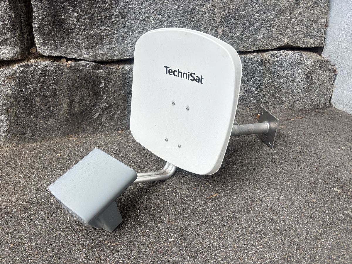 Antenne parabolique: Satellitenschüssel Technisat mit Halterung – D'occasion à Hinwil par Spazzo